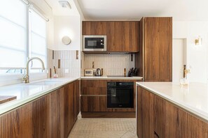 Appartement | Privékeuken | Een koelkast, een microgolfoven, een oven, een vaatwasser