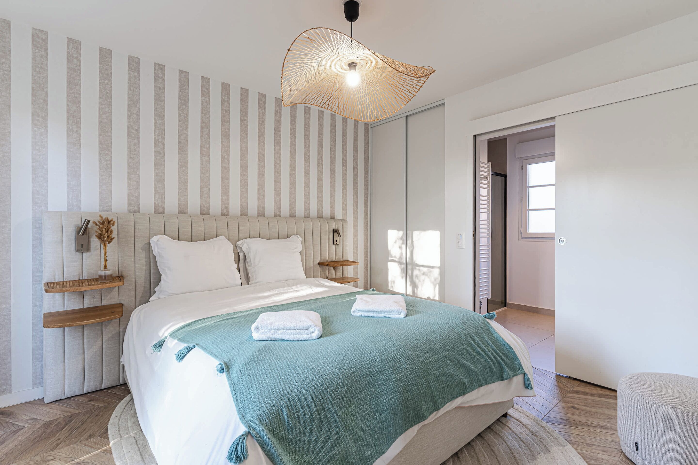 4 bedrooms, laptop workspace, iron/ironing board, bed sheets