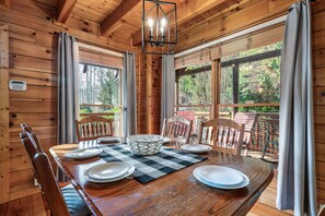 Dining - FreeDollywoodTix•Pool•A+Location•Modern•HotTub (Pigeon Forge)