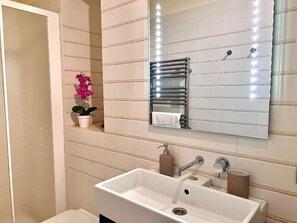 Habitación cuádruple Confort, vistas al jardín | Baño | Bidé