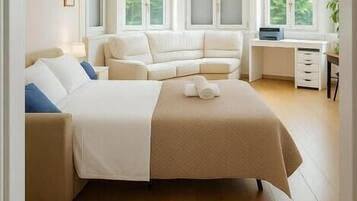 Comfort Triple Room, Garden View | Living area