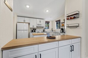 Fridge, microwave, oven, stovetop - Munds Park cabin close to Snow Bowl, Sedona and the Grand Canyon (Munds Park)