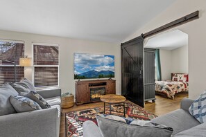 3 bedrooms, free WiFi, bed sheets - Munds Park cabin close to Snow Bowl, Sedona and the Grand Canyon (Munds Park)