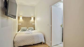Apartment | 2 bedrooms, laptop workspace, iron/ironing board, bed sheets