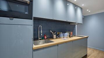 Refrigerador, microondas, placa de cocina, lavavajillas