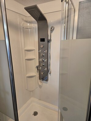 Shower, hair dryer, towels, soap - Welcome to the "B" Barn (Sealevel)