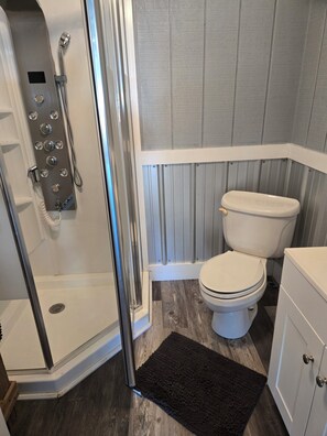 Shower, hair dryer, towels, soap - Welcome to the "B" Barn (Sealevel)