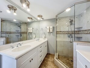 Doccia, asciugacapelli, asciugamani, sapone