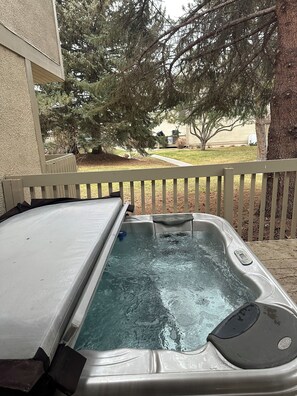 Outdoor spa tub - Newly remodeled perfect 3-bedroom townhome in Park City with hot tub and garage. (Park City)