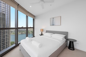 Apartment - Modern City Escape With Pool Access and Views (Brisbane)