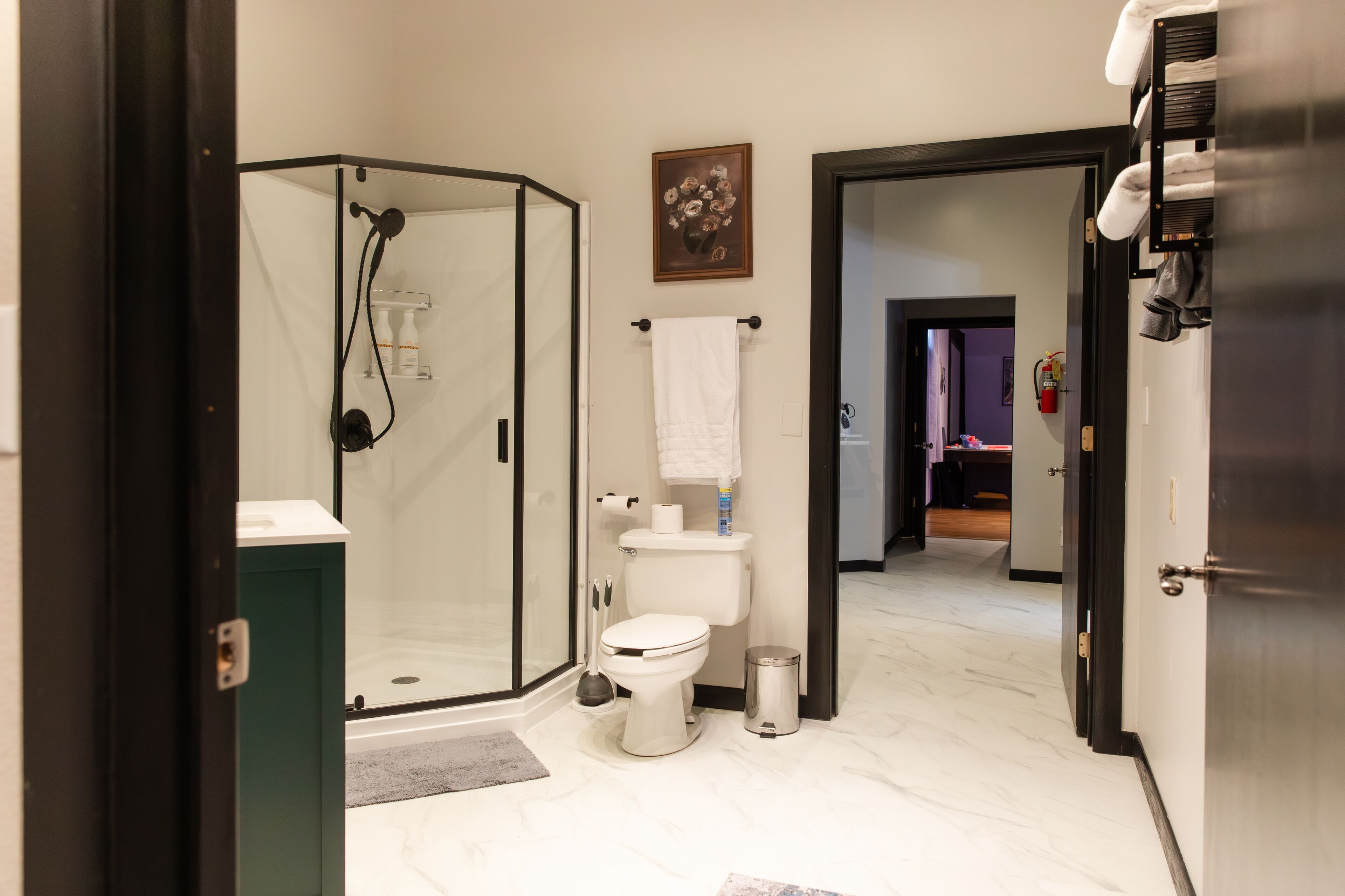 Douche, serviettes fournies, savon, shampoing