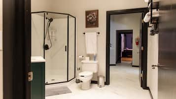 Douche, serviettes fournies, savon, shampoing