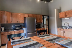 冷蔵庫、電子レンジ、オーブン、コンロ