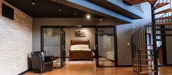 The Hidden Gem- Superb 7-bedroom Studio with arcade, theater and more!