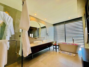 Separate tub and shower, towels, soap, shampoo - Matemwe sands Hotel (Matemwe)