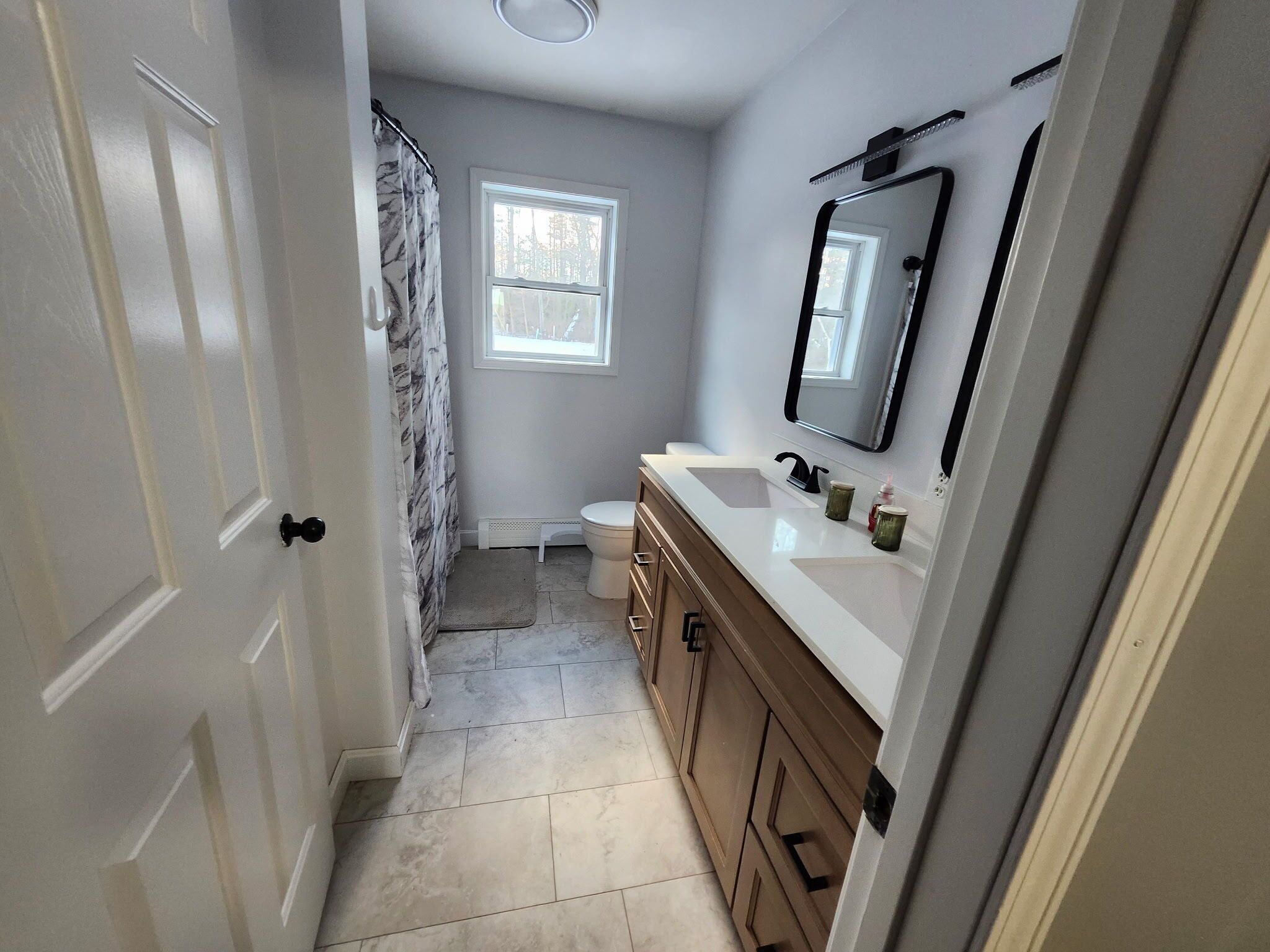 Een bidet, handdoeken, zeep, toiletpapier