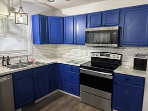 Microondas, horno, placa de cocina y lavavajillas