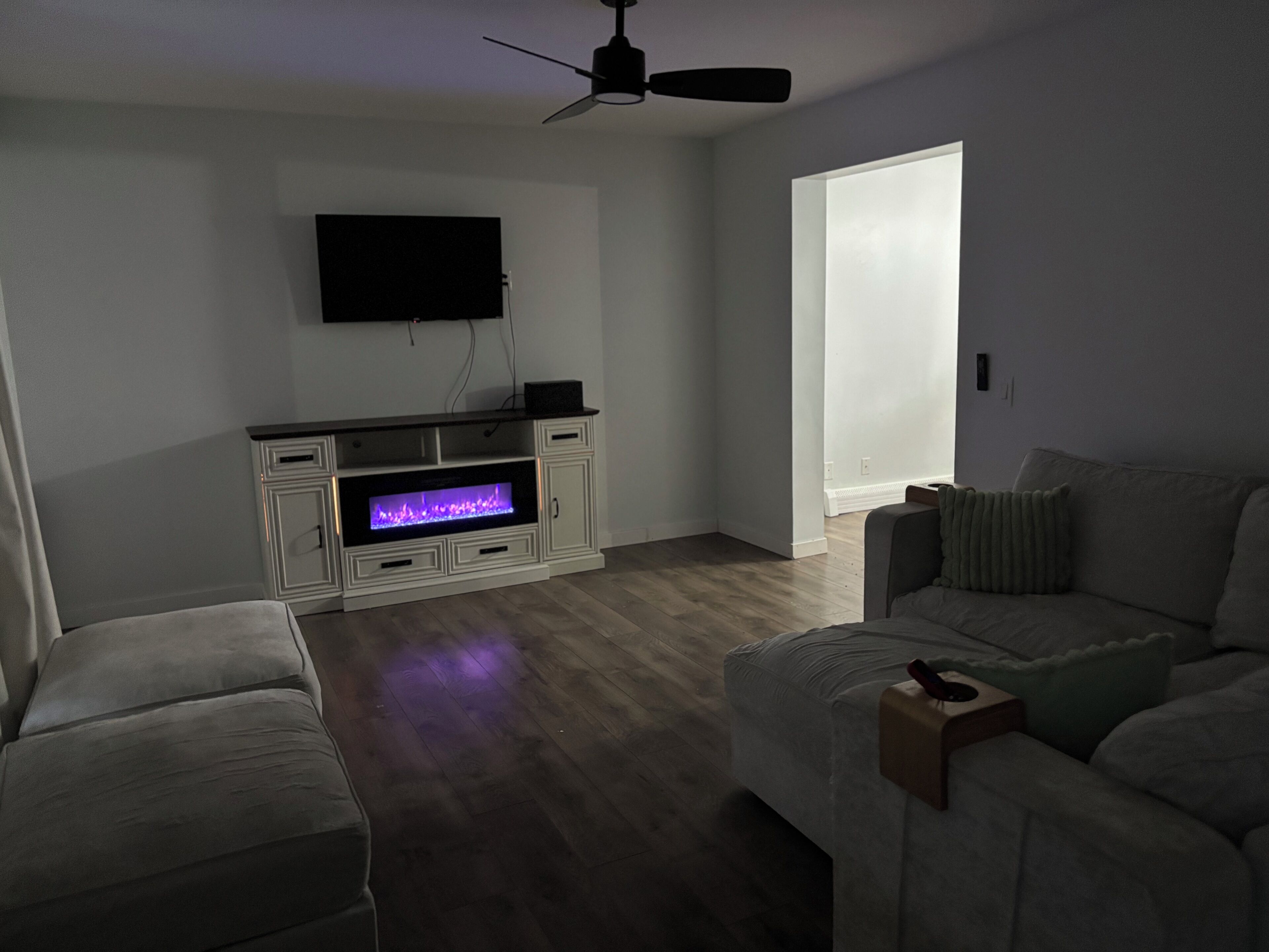 Televisión y chimenea 