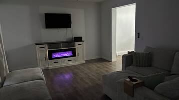 Televisión y chimenea