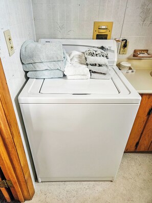 Deluxe Suite, Balcony | Bathroom | Towels, soap, shampoo, toilet paper - Katahdin Valley Motel (Sherman)