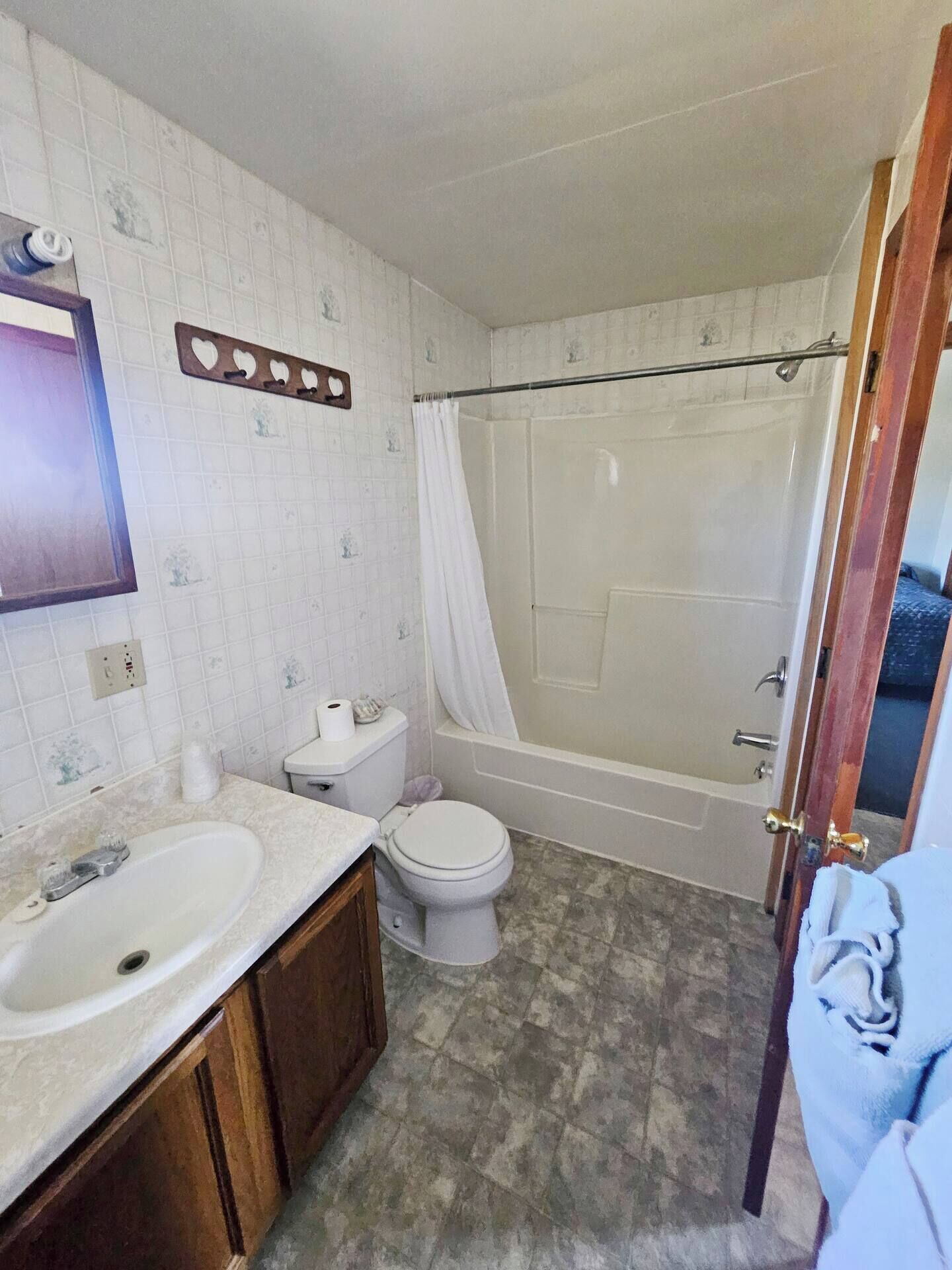 Un baño con bañera, inodoro y lavamanos.