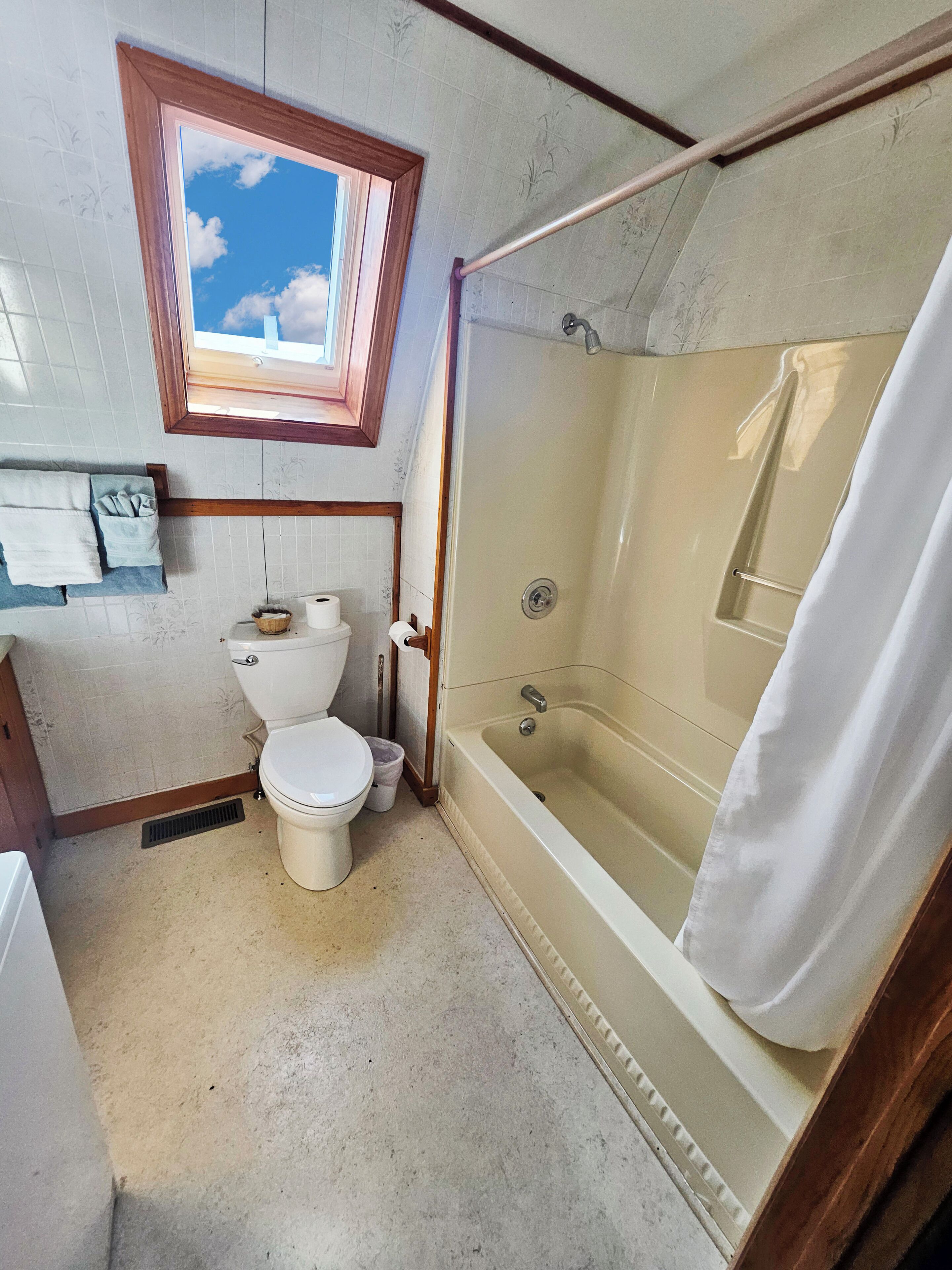 Deluxe Suite, Balcony | Bathroom