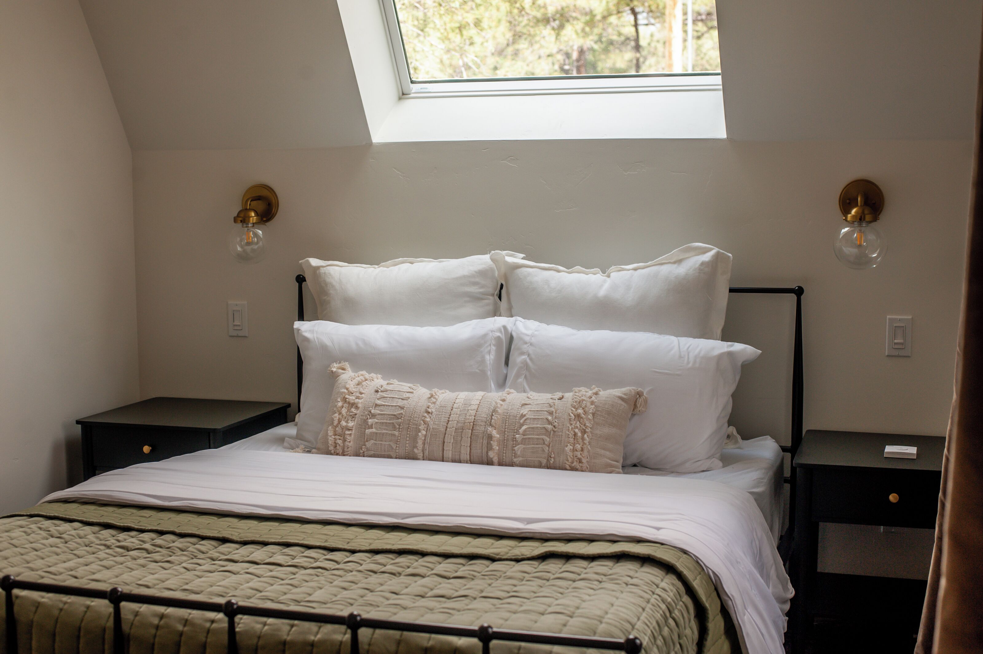 2 bedrooms, iron/ironing board, internet, bed sheets