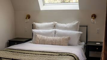 2 bedrooms, iron/ironing board, internet, bed sheets