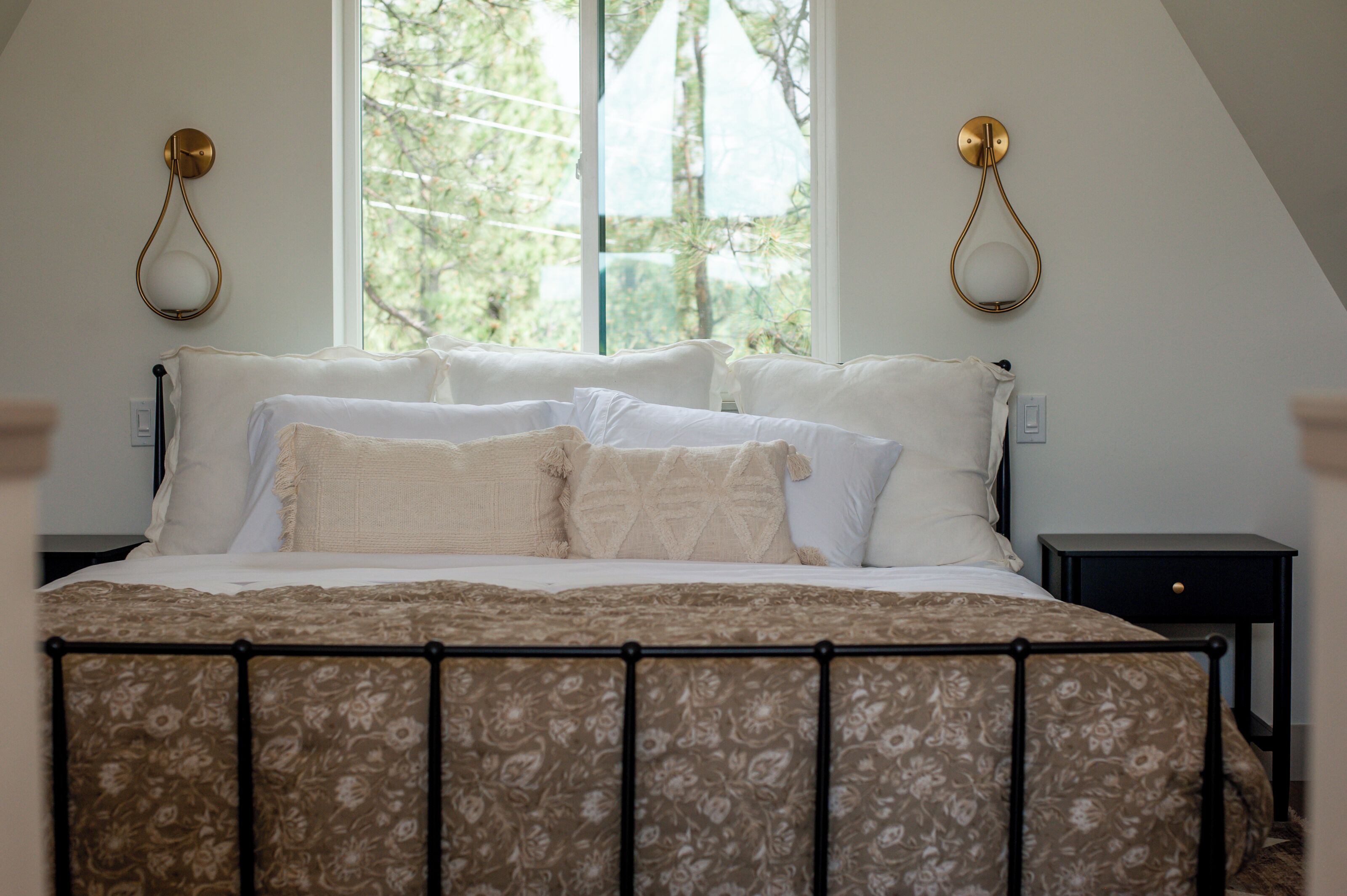 Ferros/tábuas de passar roupa, acesso à internet, roupa de cama