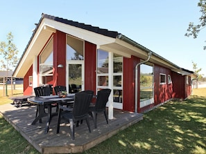 House | Outdoor dining - 5 Star Holiday Home in Grossenbrode (Grossenbrode)