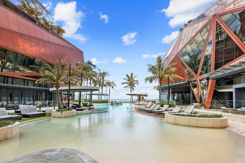 Luxury Beachfront 1-bed Apartment With Pool & Gym