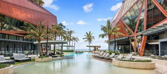 Luxury Beachfront 1-bed Apartment With Pool & Gym