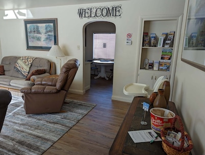 Customer Friendly Getaway. Quiet, Friendly, Secure Neighborhood.