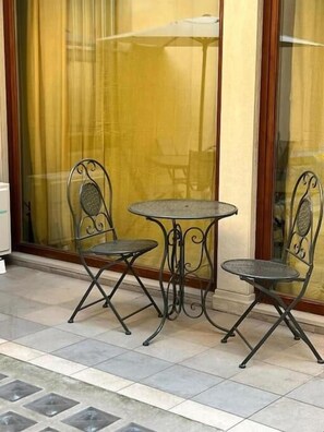 Apartamento, balcón, vistas al patio | Restaurante al aire libre