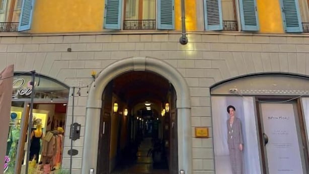 A yellow building with blue shutters and an arched entrance. - Bergamoincenter (Bergamo)