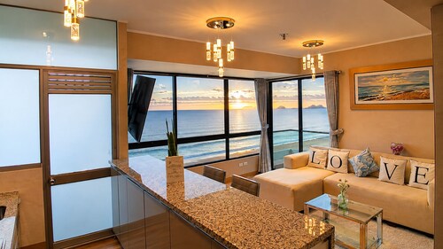 "Oceanfront 3BR, Home Office, Pool, Gym, Sauna, BBQ, Play area and Free Parking"