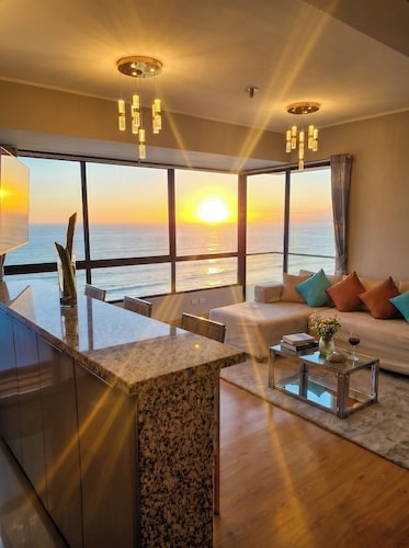 "Oceanfront 3BR, Home Office, Pool, Gym, Sauna, BBQ, Play area and Free Parking"