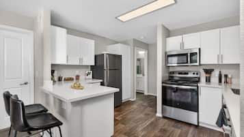 Geladeira, micro-ondas, fogão, cooktop