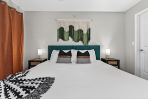 2 habitaciones, escritorio y tabla de planchar con plancha 