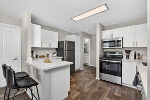 Refrigerador, microondas, horno y parrilla de estufa 