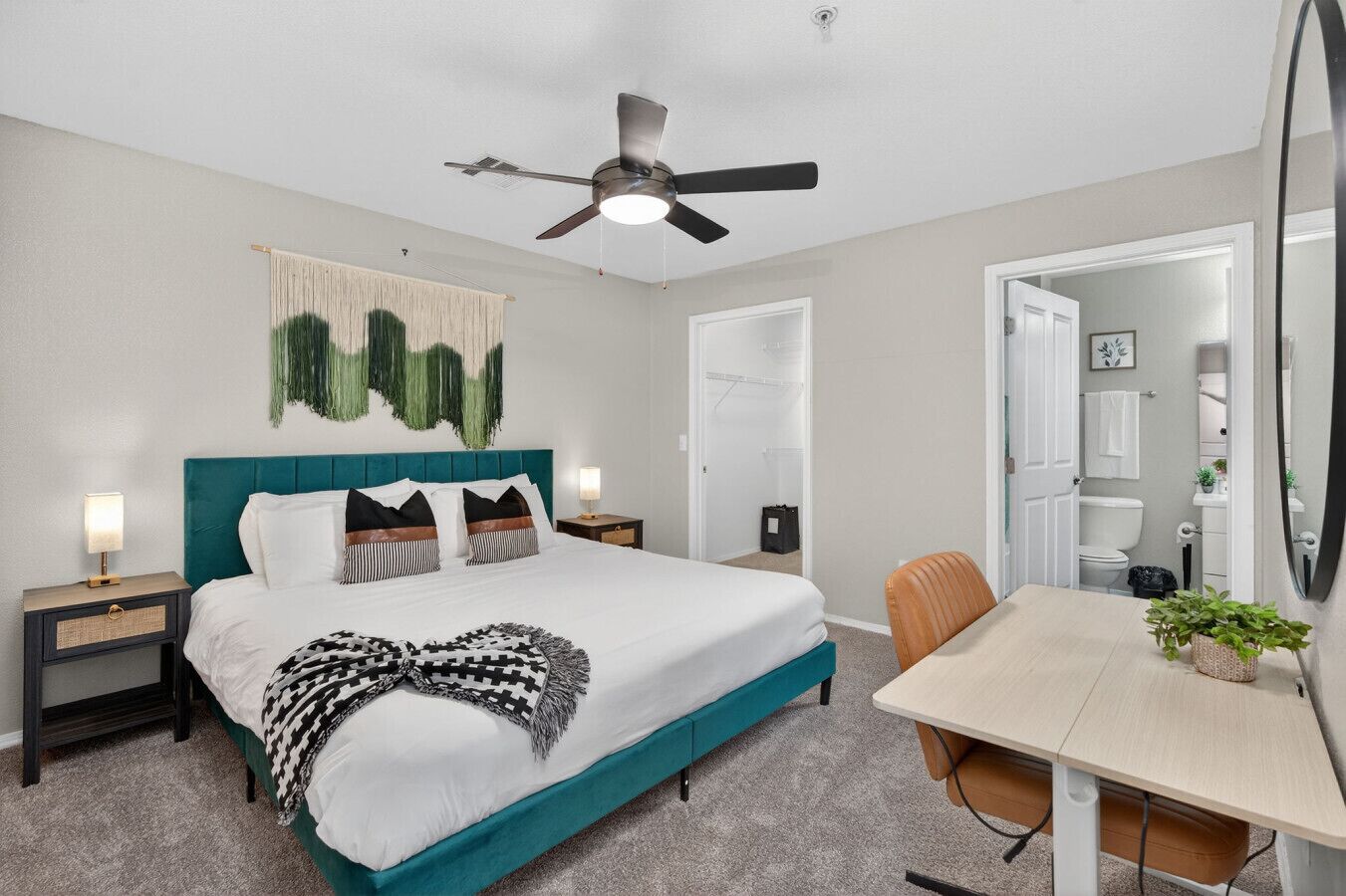 2 chambres, bureau, fer et planche à repasser, lit parapluie