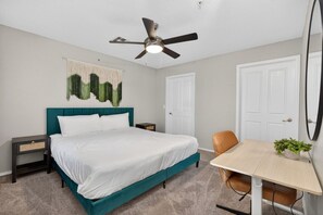 2 chambres, bureau, fer et planche à repasser, lit parapluie