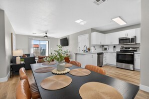 Refrigerador, microondas, horno y parrilla de estufa 