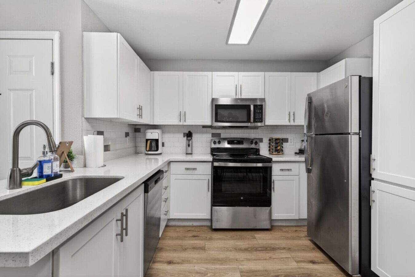 冷蔵庫、電子レンジ、オーブン、コンロ