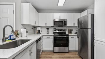 Refrigerador, microondas, horno y parrilla de estufa