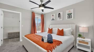 3 habitaciones, escritorio y tabla de planchar con plancha