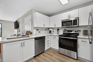 Refrigerador, microondas, horno y parrilla de estufa 