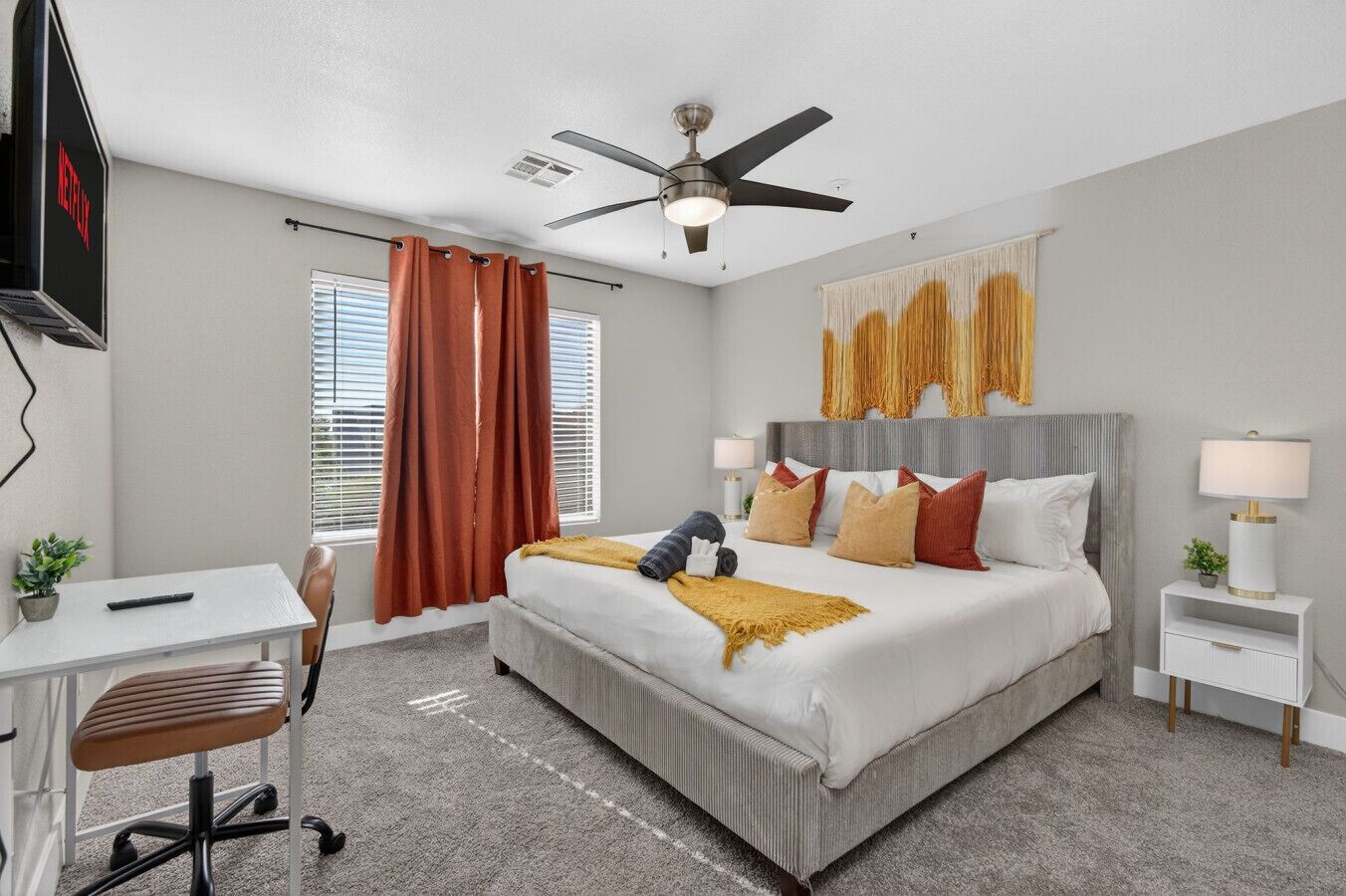 Escritorio, tabla de planchar con plancha, cuna de viaje y wifi 