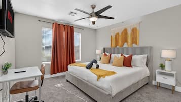 Escritorio, tabla de planchar con plancha, cuna de viaje y wifi