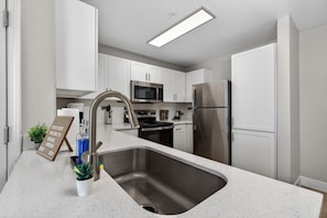 Een koelkast, een magnetron, een oven, een kookplaat